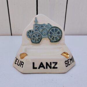 Grand cendrier publicitaire en faïence  pour la marque de tracteur semi diesel Très bon état général Hauteur : 9 cm Dimensions base : 12 x 7,5 cm