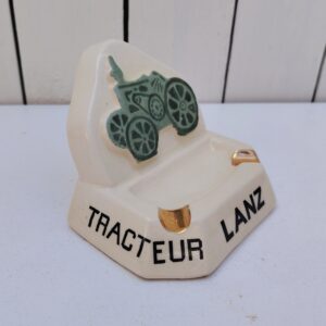 Grand cendrier publicitaire en faïence  pour la marque de tracteur semi diesel Très bon état général Hauteur : 9 cm Dimensions base : 12 x 7,5 cm