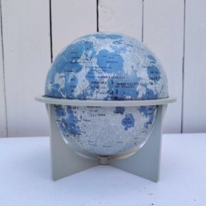 Ancien globe lunaire en métal reposant sur un socle gradué, le globe pivote à l'intérieur du support. Toutes les mers, montagnes etc. y sont répertoriés. De la marque Scan globe. Dans sa boite d'origine, neuf de stock. Très bon état Hauteur : 16 cm Diamètre : 15,5 cm
