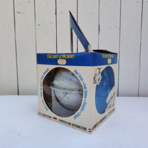 Ancien globe lunaire en métal reposant sur un socle gradué, le globe pivote à l'intérieur du support. Toutes les mers, montagnes etc. y sont répertoriés. De la marque Scan globe. Dans sa boite d'origine, neuf de stock. Très bon état Hauteur : 16 cm Diamètre : 15,5 cm