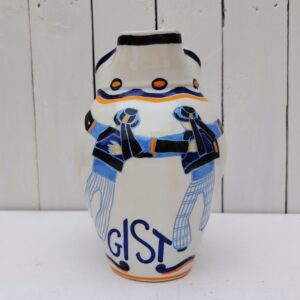 Pichet à cidre en faïence de Quimper signé Henriot, par René-Yves Creston, vers 1920. A décor de deux bretons de dos, s'en allant bras dessus bras dessous. Marqué "Gist" dans la partie basse. Signé au monogramme RYC à côté de l'anse.