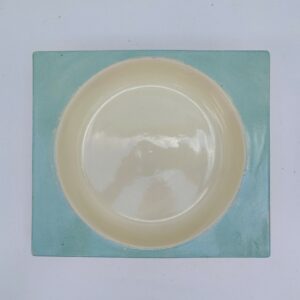 Plat creux ou légumier en faïence blanche et turquoise, Un rond dans un carré apporte une forme très élégante à ce plat. Créer par Jean Luce* . Trace d'usage , petites rayures et traces de frottement. Bon état général. Dimensions : 29,5 x 26 cm hauteur : 6 cm * Jean Luce (Jean Luce est, à 30 ans à peine, le seul créateur spécialiste des arts de la table à posséder un espace personnel à l'Exposition internationale des arts décoratifs et industriels modernes de Paris en 1925)