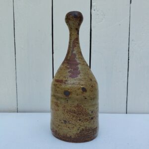 Vase soliflore en grès pyrité. Datant des années 60.  Très bon état Hauteur : 22 cm