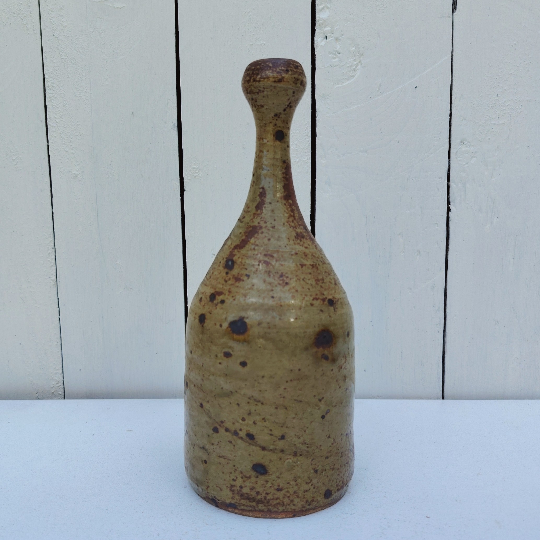 Vase soliflore en grès pyrité. Datant des années 60.  Très bon état Hauteur : 22 cm