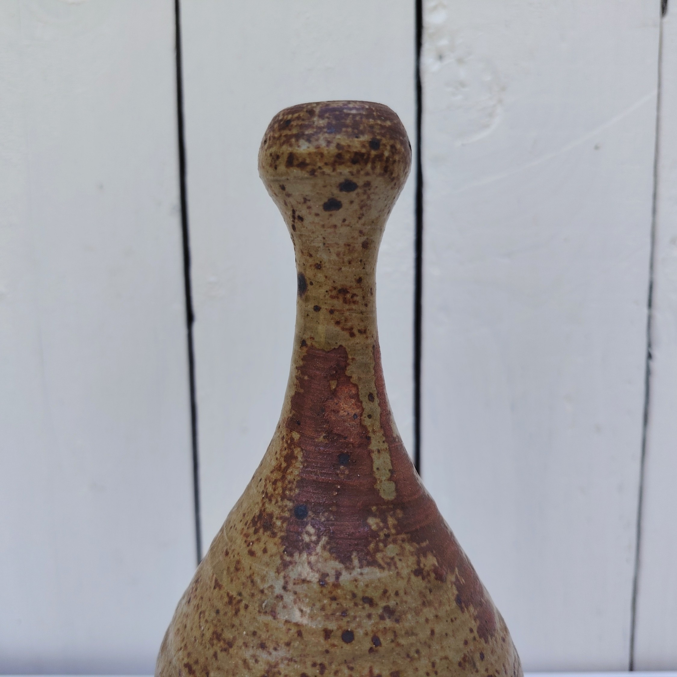 Vase soliflore en grès pyrité. Datant des années 60.  Très bon état Hauteur : 22 cm