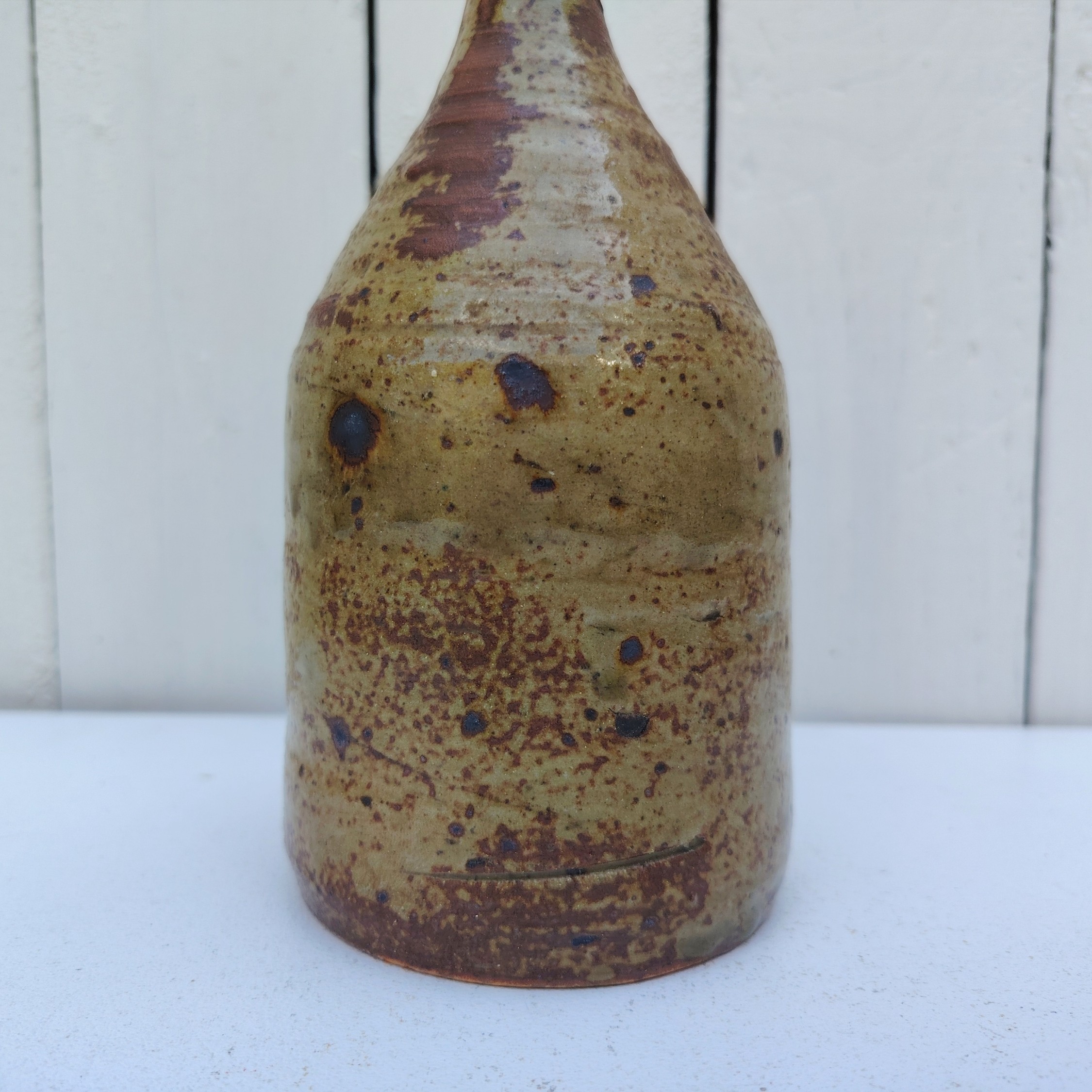 Vase soliflore en grès pyrité. Datant des années 60.  Très bon état Hauteur : 22 cm