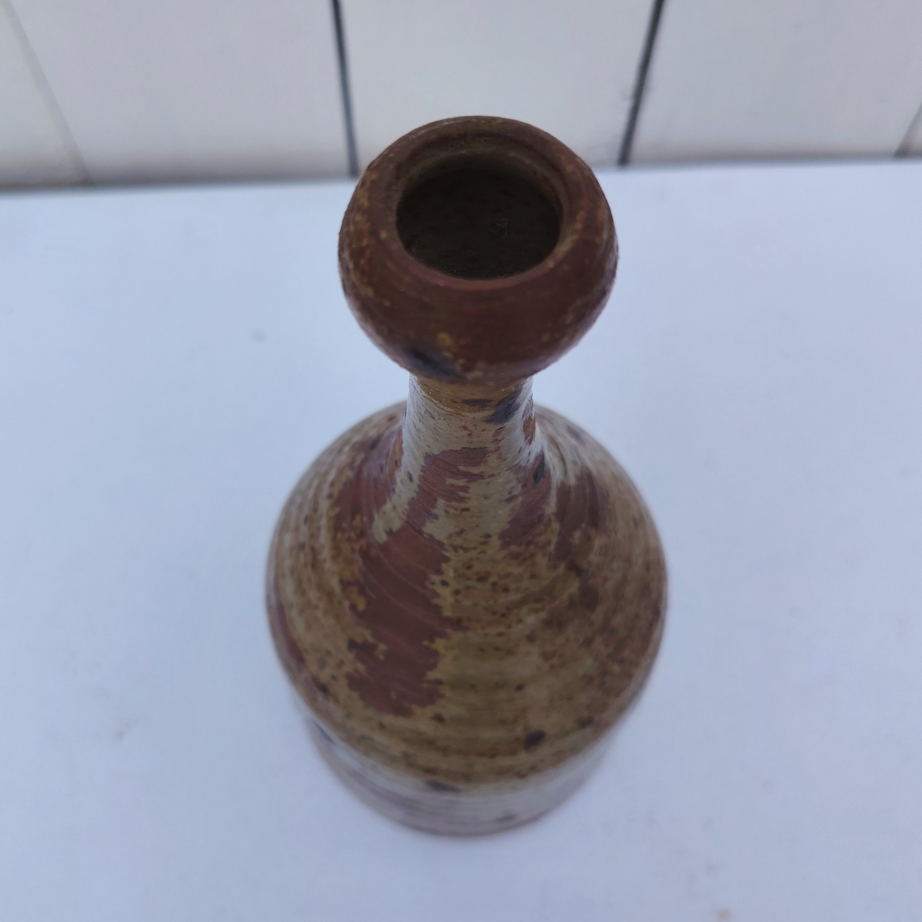 Vase soliflore en grès pyrité. Datant des années 60.  Très bon état Hauteur : 22 cm