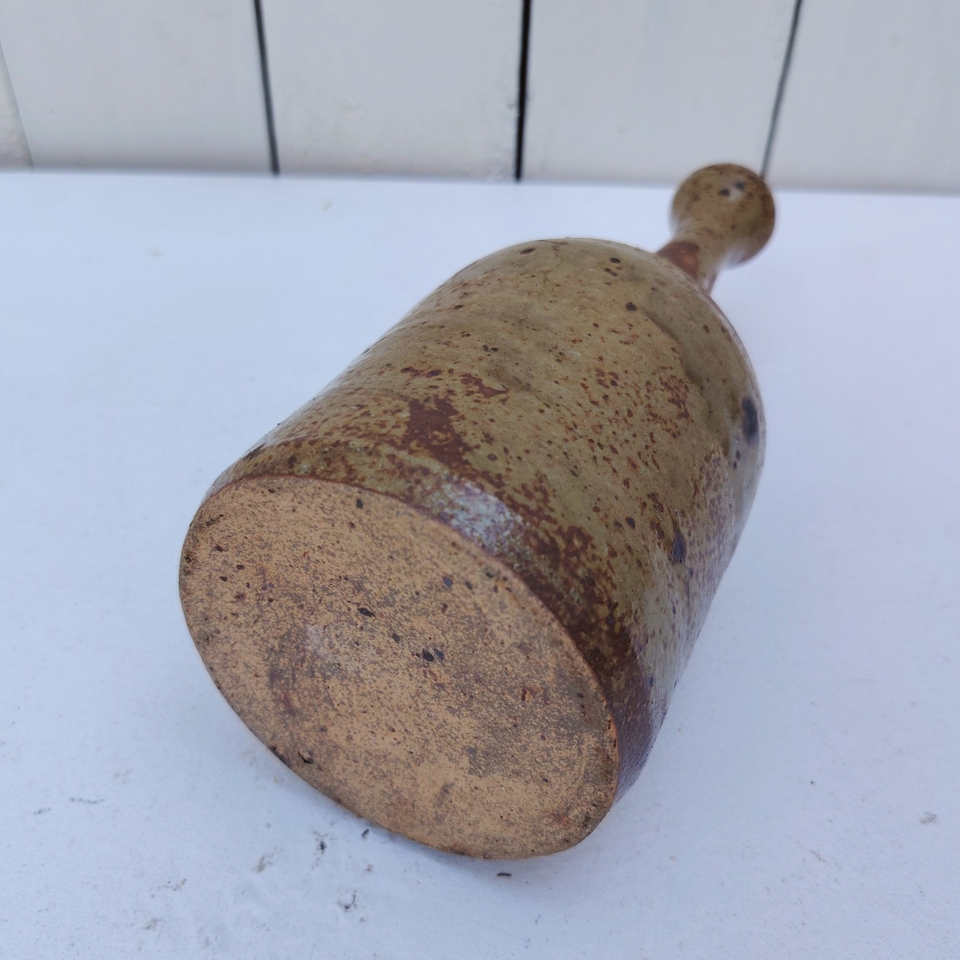 Vase soliflore en grès pyrité. Datant des années 60.  Très bon état Hauteur : 22 cm