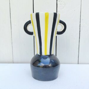 Vase à oreilles en céramique par jean de lespinasse datant des années 60, décor de rayures noires, jaunes. Non signé. Excellent état. Hauteur : 19,5 cm