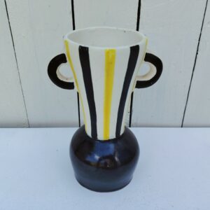 Vase à oreilles en céramique par jean de lespinasse datant des années 60, décor de rayures noires, jaunes. Non signé. Excellent état. Hauteur : 19,5 cm