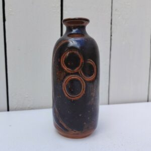 Vase soliflore de la poterie La colombe à Orriule. Créée par Madeleine Brault. Décor géométrique de trois ronds. signé en creux sur le dessous. Excellent état. Hauteur : 14,5 cm