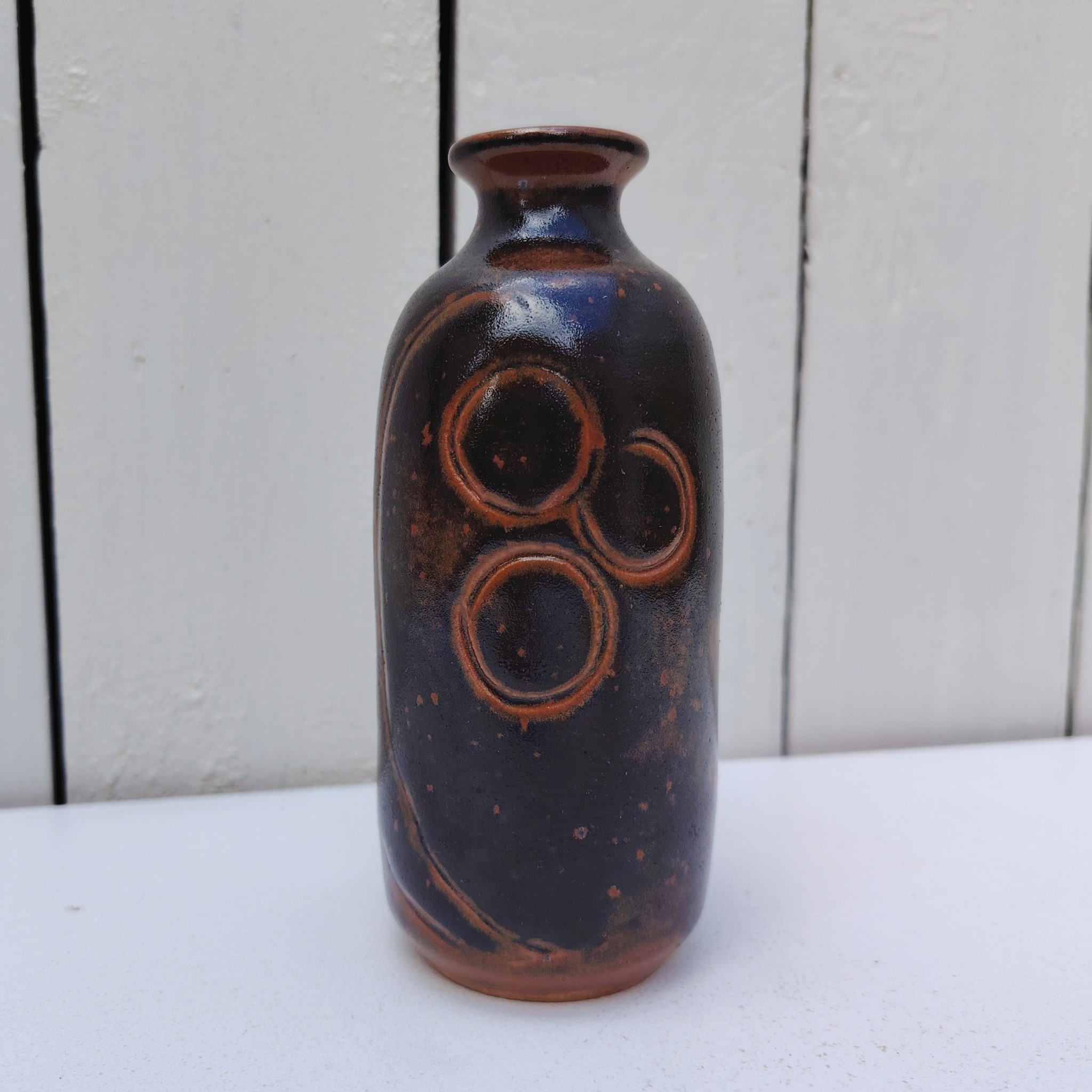 Vase soliflore de la poterie La colombe à Orriule. Créée par Madeleine Brault. Décor géométrique de trois ronds. signé en creux sur le dessous. Excellent état. Hauteur : 14,5 cm