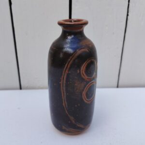 Vase soliflore de la poterie La colombe à Orriule. Créée par Madeleine Brault. Décor géométrique de trois ronds. signé en creux sur le dessous. Excellent état. Hauteur : 14,5 cm