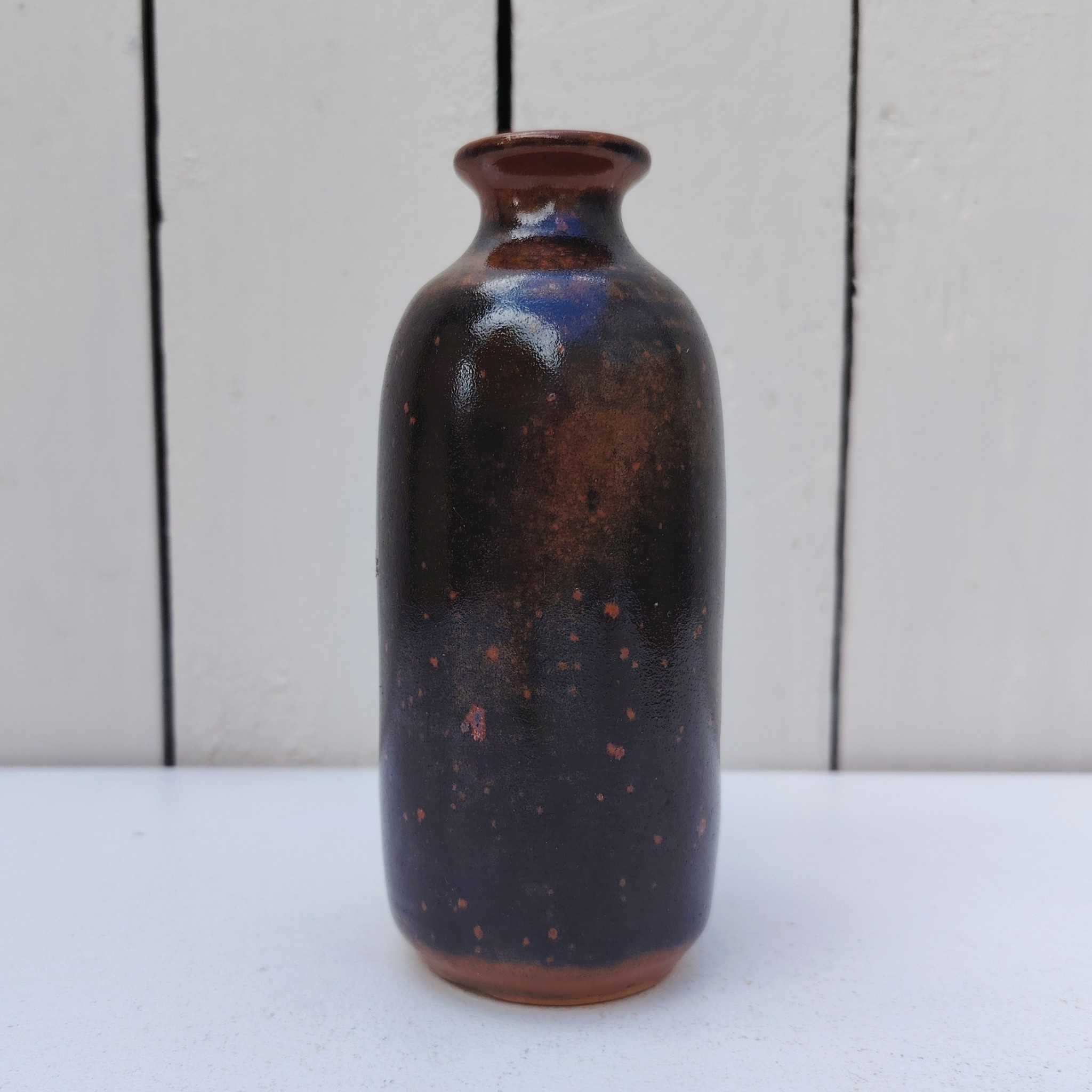 Vase soliflore de la poterie La colombe à Orriule. Créée par Madeleine Brault. Décor géométrique de trois ronds. signé en creux sur le dessous. Excellent état. Hauteur : 14,5 cm