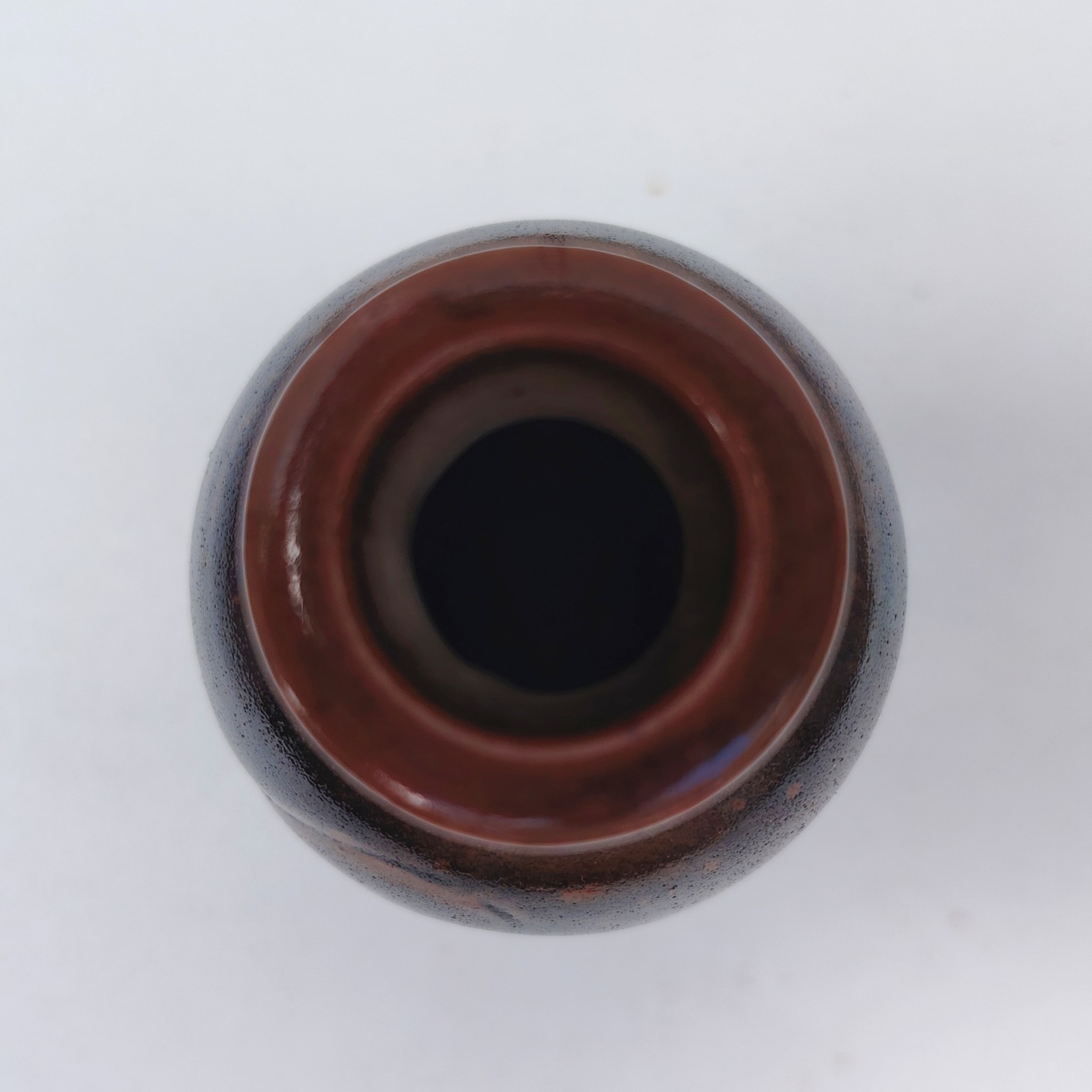 Vase soliflore de la poterie La colombe à Orriule. Créée par Madeleine Brault. Décor géométrique de trois ronds. signé en creux sur le dessous. Excellent état. Hauteur : 14,5 cm