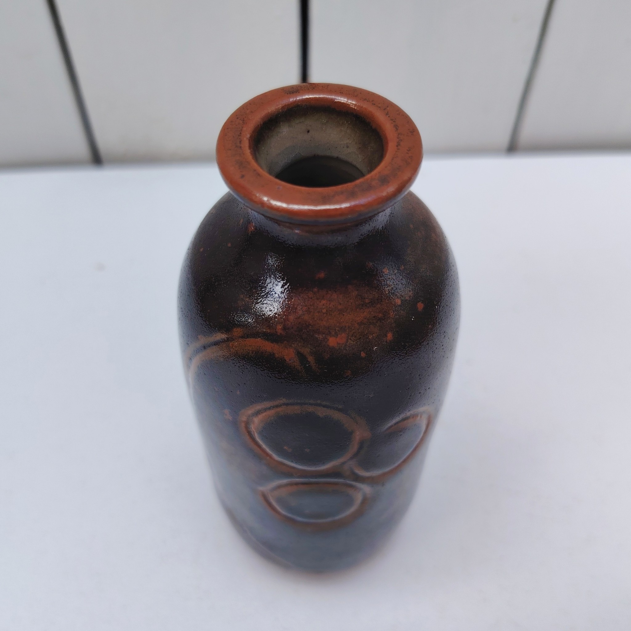 Vase soliflore de la poterie La colombe à Orriule. Créée par Madeleine Brault. Décor géométrique de trois ronds. signé en creux sur le dessous. Excellent état. Hauteur : 14,5 cm