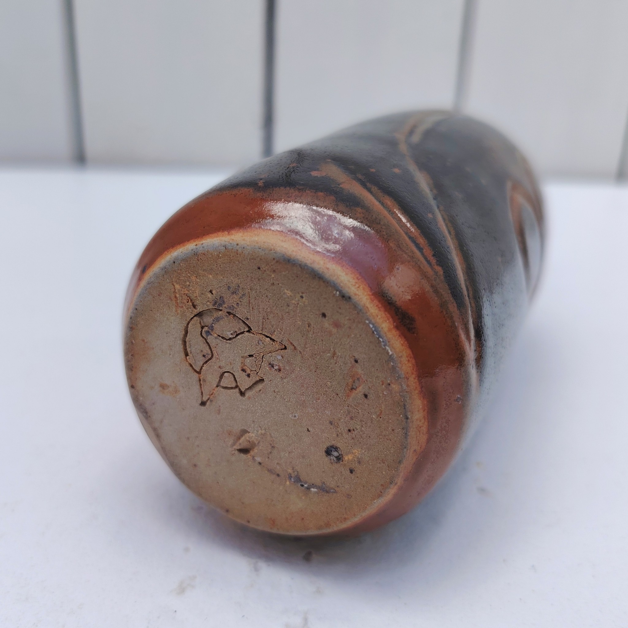 Vase soliflore de la poterie La colombe à Orriule. Créée par Madeleine Brault. Décor géométrique de trois ronds. signé en creux sur le dessous. Excellent état. Hauteur : 14,5 cm