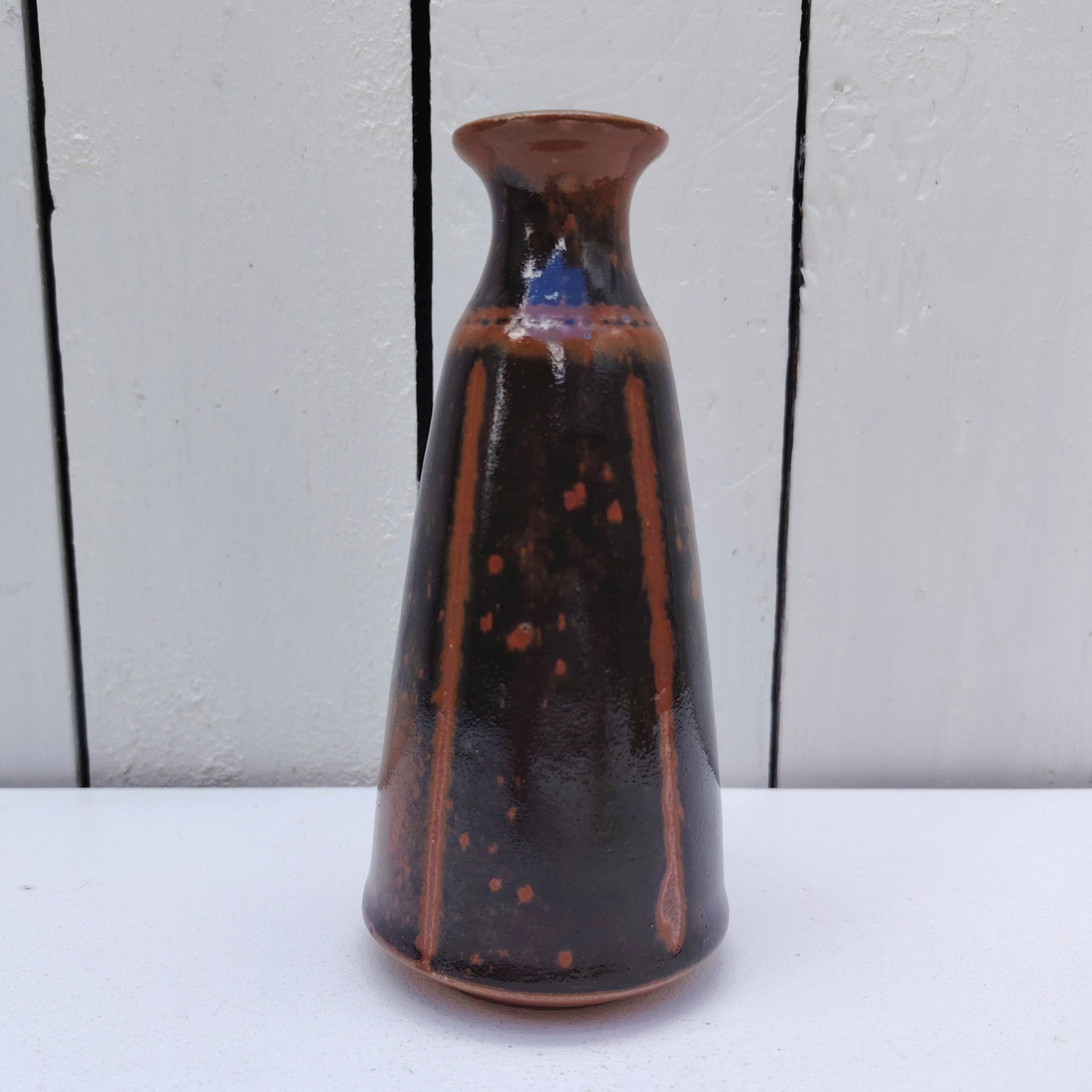 Vase soliflore conique ,de la poterie La colombe à Orriule. Créée par Madeleine Brault.  signé en creux sur le dessous.  Excellent état. Hauteur : 15,5 cm