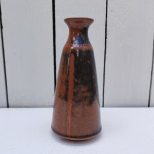 Vase soliflore conique ,de la poterie La colombe à Orriule. Créée par Madeleine Brault.  signé en creux sur le dessous.  Excellent état. Hauteur : 15,5 cm