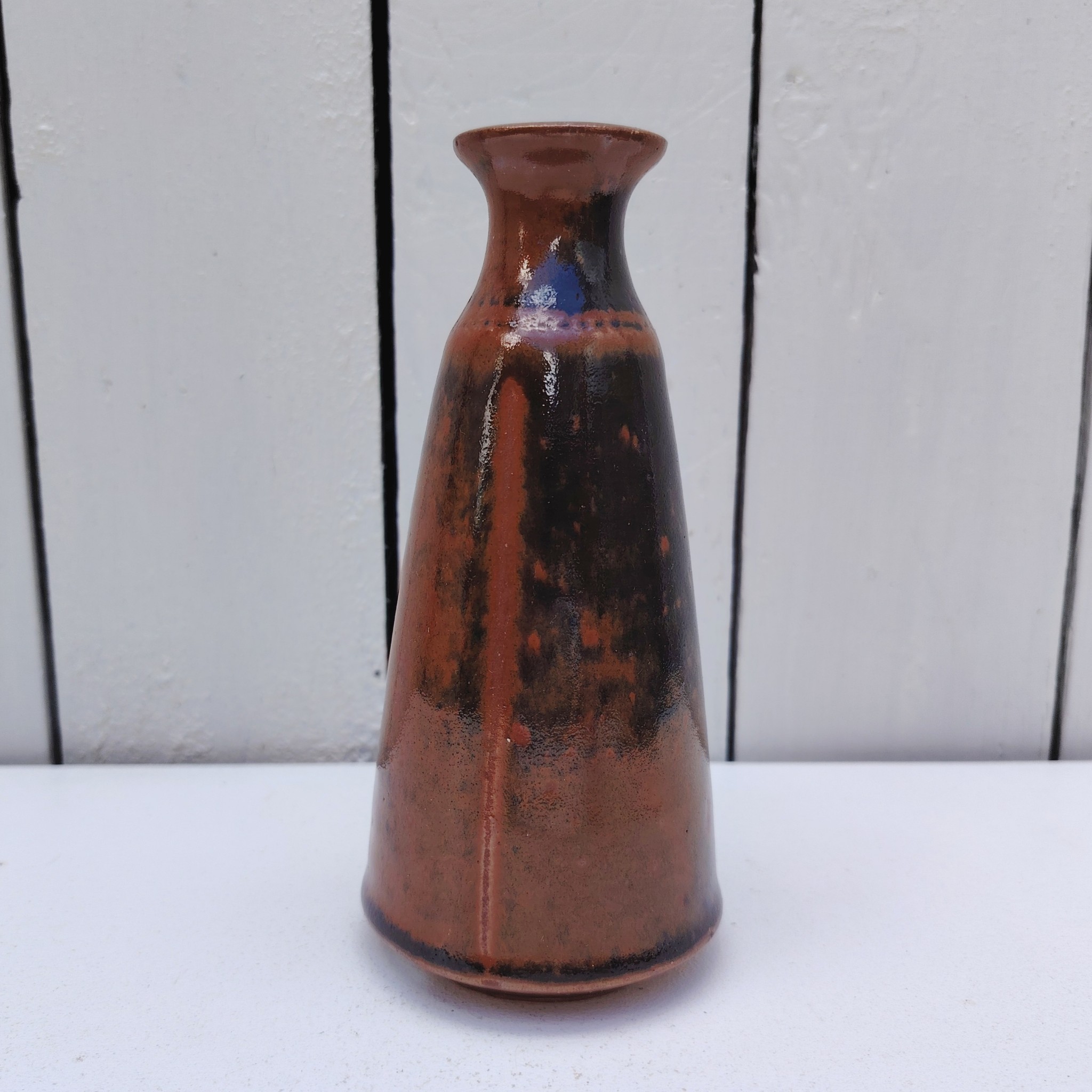 Vase soliflore conique ,de la poterie La colombe à Orriule. Créée par Madeleine Brault.  signé en creux sur le dessous.  Excellent état. Hauteur : 15,5 cm