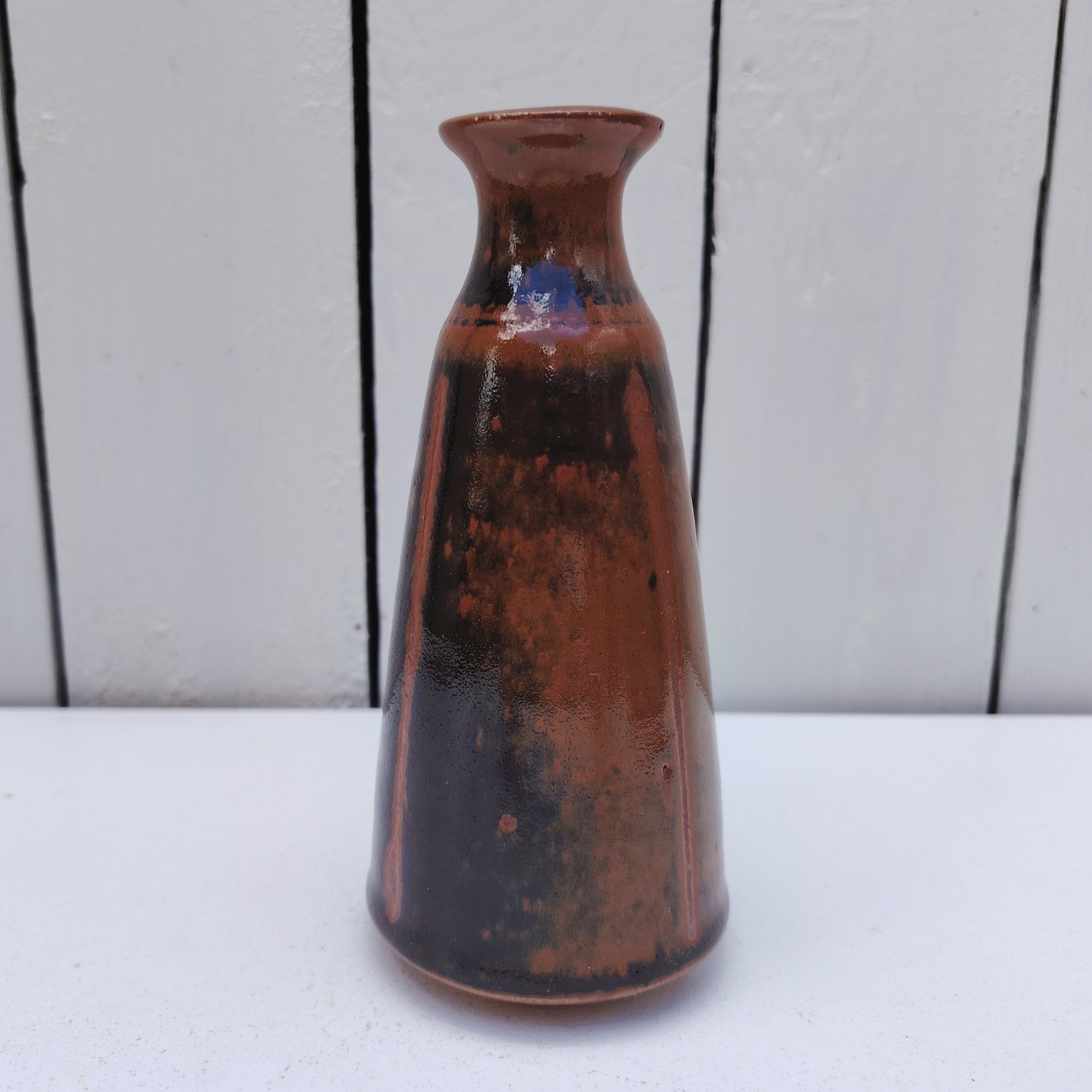 Vase soliflore conique ,de la poterie La colombe à Orriule. Créée par Madeleine Brault.  signé en creux sur le dessous.  Excellent état. Hauteur : 15,5 cm