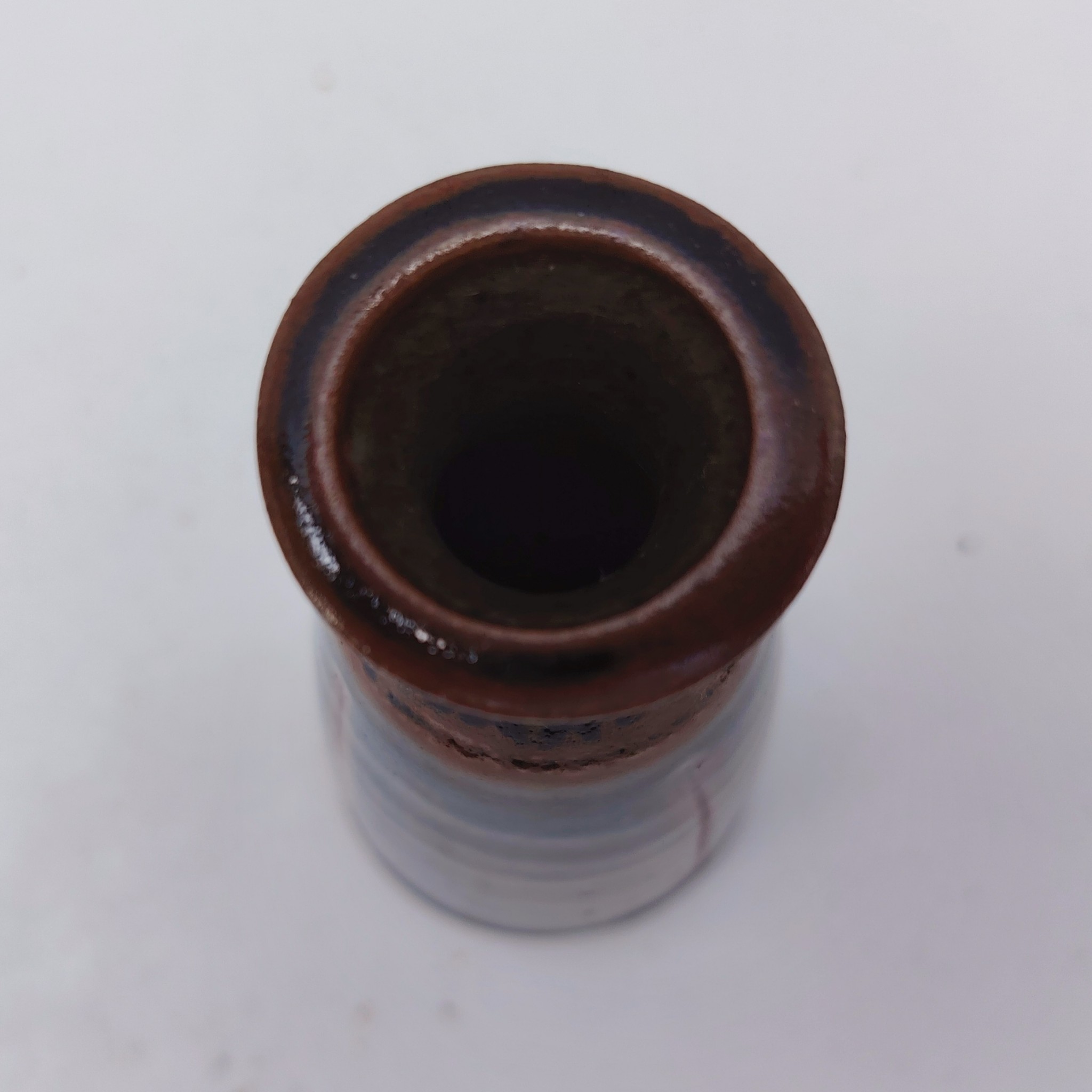 Vase soliflore conique ,de la poterie La colombe à Orriule. Créée par Madeleine Brault.  signé en creux sur le dessous.  Excellent état. Hauteur : 15,5 cm