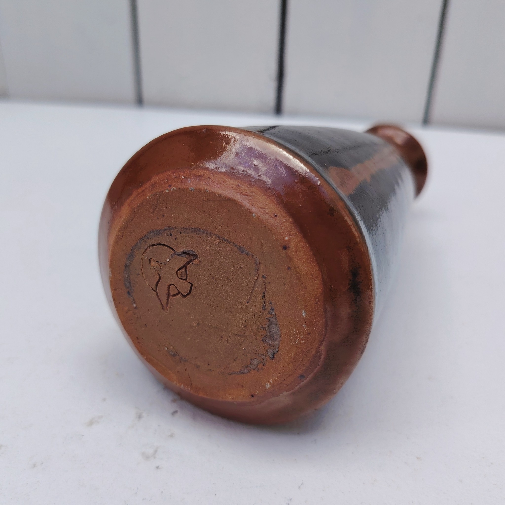 Vase soliflore conique ,de la poterie La colombe à Orriule. Créée par Madeleine Brault.  signé en creux sur le dessous.  Excellent état. Hauteur : 15,5 cm