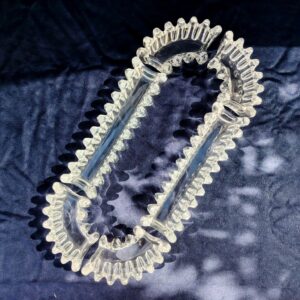 Chemin de table en cristal composé de six pièces. Elégance à la française pour une décoration de table réussie. Excellent état. Dimensions des longues pièces : 24,5 x 7 x 4,5 cm Dimensions des courbées : 15,5 x 7 x 4,5 cm