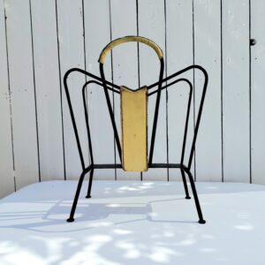 Porte revue en métal noir et cuir jaune Jacques Adnet, datant des années 50-60.  Petites traces d'usage. Salissures sur le cuir, et usure du cuir sur la poignée Bon état général Dimensions : 30 x 18 x 41 cm