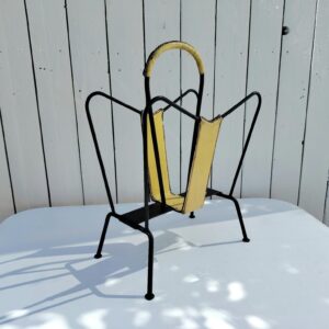 Porte revue en métal noir et cuir jaune Jacques Adnet, datant des années 50-60.  Petites traces d'usage. Salissures sur le cuir, et usure du cuir sur la poignée Bon état général Dimensions : 30 x 18 x 41 cm