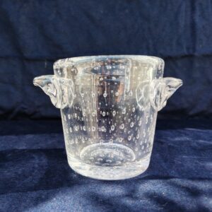 Seau à glaçons en verre épais bullé, signé sur le dessous Schneider Paris.  Excellent état. Hauteur  et diamètre : 12,5 cm