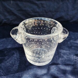 Seau à glaçons en verre épais bullé, signé sur le dessous Schneider Paris.  Excellent état. Hauteur  et diamètre : 12,5 cm