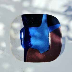 Vide poche en céramique par Jacques Pouchain à Dieulefit. Céramique datant des années 60-70. Décor abstrait et moderne. Signature en creux en dessous. Très bon état général Dimensions : 19,5 x 18cm