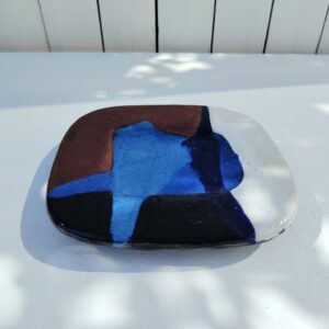 Vide poche en céramique par Jacques Pouchain à Dieulefit. Céramique datant des années 60-70. Décor abstrait et moderne. Signature en creux en dessous. Très bon état général Dimensions : 19,5 x 18cm