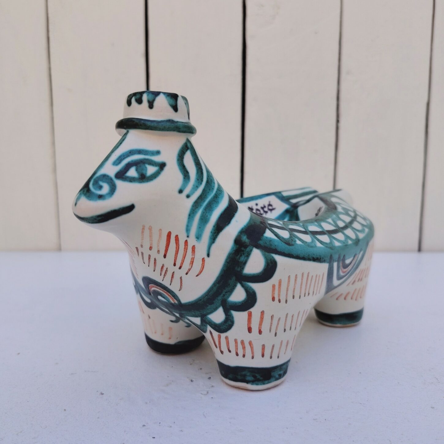 Bouteille et cendrier en céramique de la manufacture de Keraluc en Bretagne, par Toulhoat . Représentant une vache stylisée, marquée Liqueur du vieux presbytère . Signée sur le dessous. Manque son bouchon. *Bon état général. Dimensions : 21 x 11,5 x 13 cm