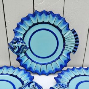 Six assiettes à poissons représentant certainement une sole , en faïence de Quimper, Signée Henriot, Quimper VL pour Victor Lucas. Assiettes datant des années 60-70. Idéales pour servir, poissons, crustacés,coquilages. Modèle très peu commun. Petites égrenures sur le bout de la bouche d'une assiette, traces de pernettes* en dessous. Bon état général. Diamètre : 21,5 cm *Pernettes : Une pernette est un support qui permet d'éviter que les poteries ne se touchent dans le four durant la cuisson. Ce qui laisse des endroit sans émail sur le dessous des céramiques.