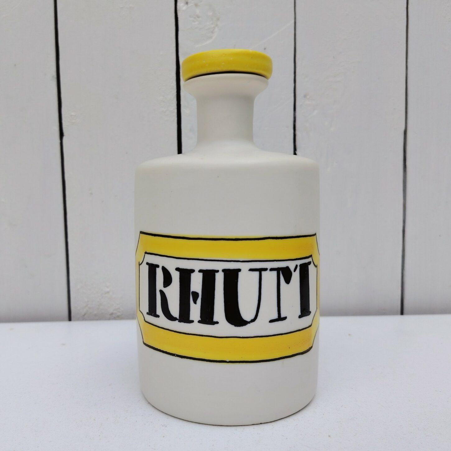 Bouteille ou flacon de Rhum en céramique, par Elchinger datant des années 60, Non signée, un petit sur le dessous non visible un fois posée. Bon état. Hauteur bouteille : 18 cm