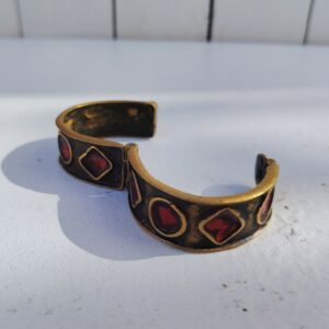 Bracelet en bronze avec cabochons émaillés de couleur orange, signé et numéroté Saint Luc numéro 295. Belle patine d'usage. Bon état général. dimensions intérieures  : 6 x 4,2 cm correspond à une taille de poignet de 15,5 cm