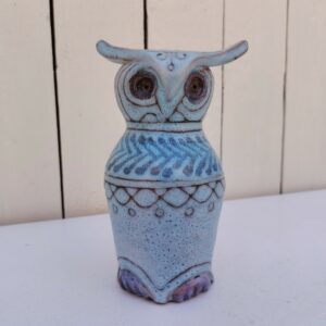 Hibou en céramique créé par Danuta le Hénaff, dans les tons de bleus turquoise.Etiquette sur le dessous. Signé  Le Henaff. Excellent état Hauteur : 15,5 cm