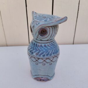 Hibou en céramique créé par Danuta le Hénaff, dans les tons de bleus turquoise.Etiquette sur le dessous. Signé  Le Henaff. Excellent état Hauteur : 15,5 cm