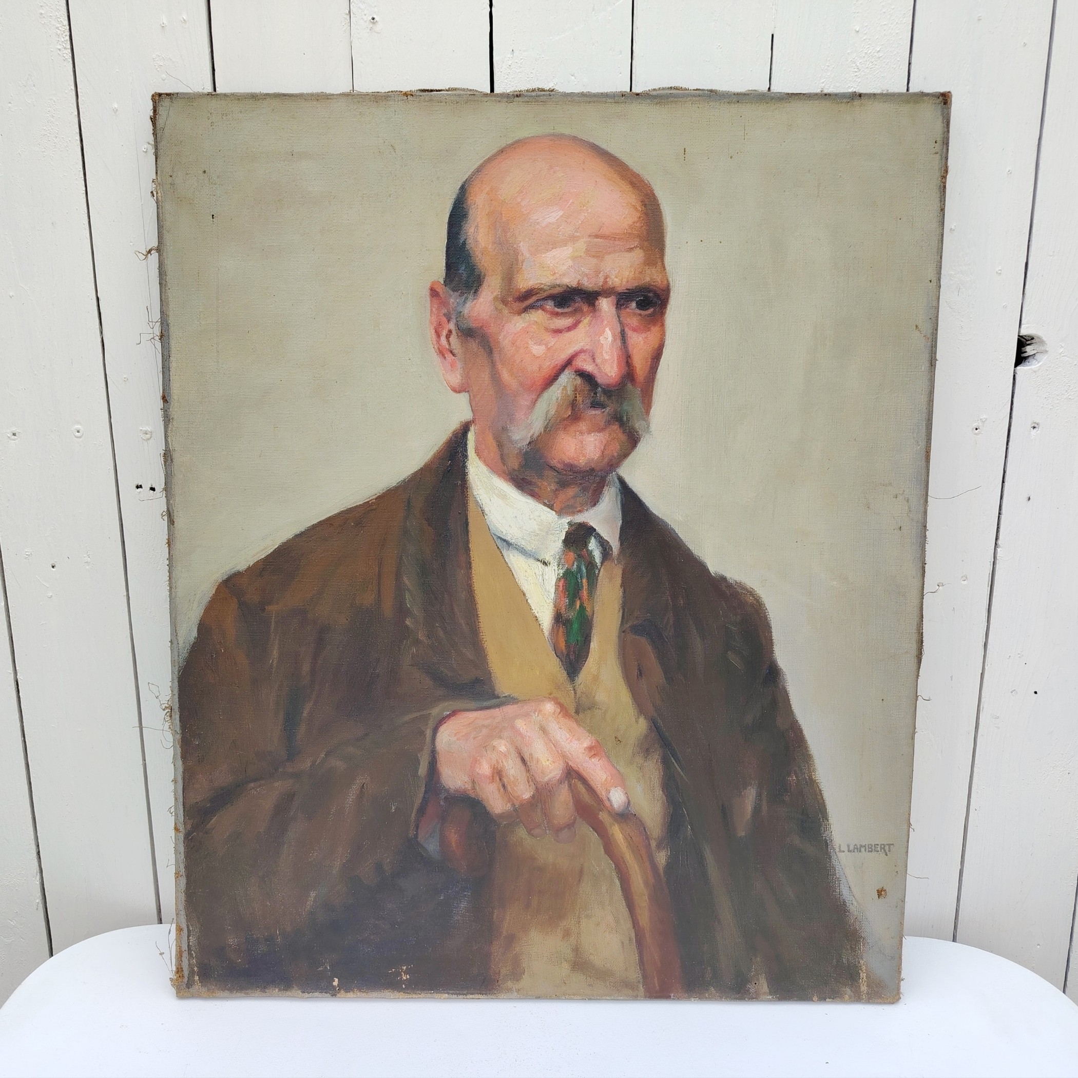 Portrait huile sur toile d'un grand-père par L.Lambert. Datant du début XXe. Signé sur le bas à gauche Quelques petites tâches et petits manques de peinture. Quelques petits accrocs. Toile de jute rajoutée sur l'arrière avec un petit décollement sur un coin haut. A nettoyer Bon état général Dimensions : 65 x 54 cm