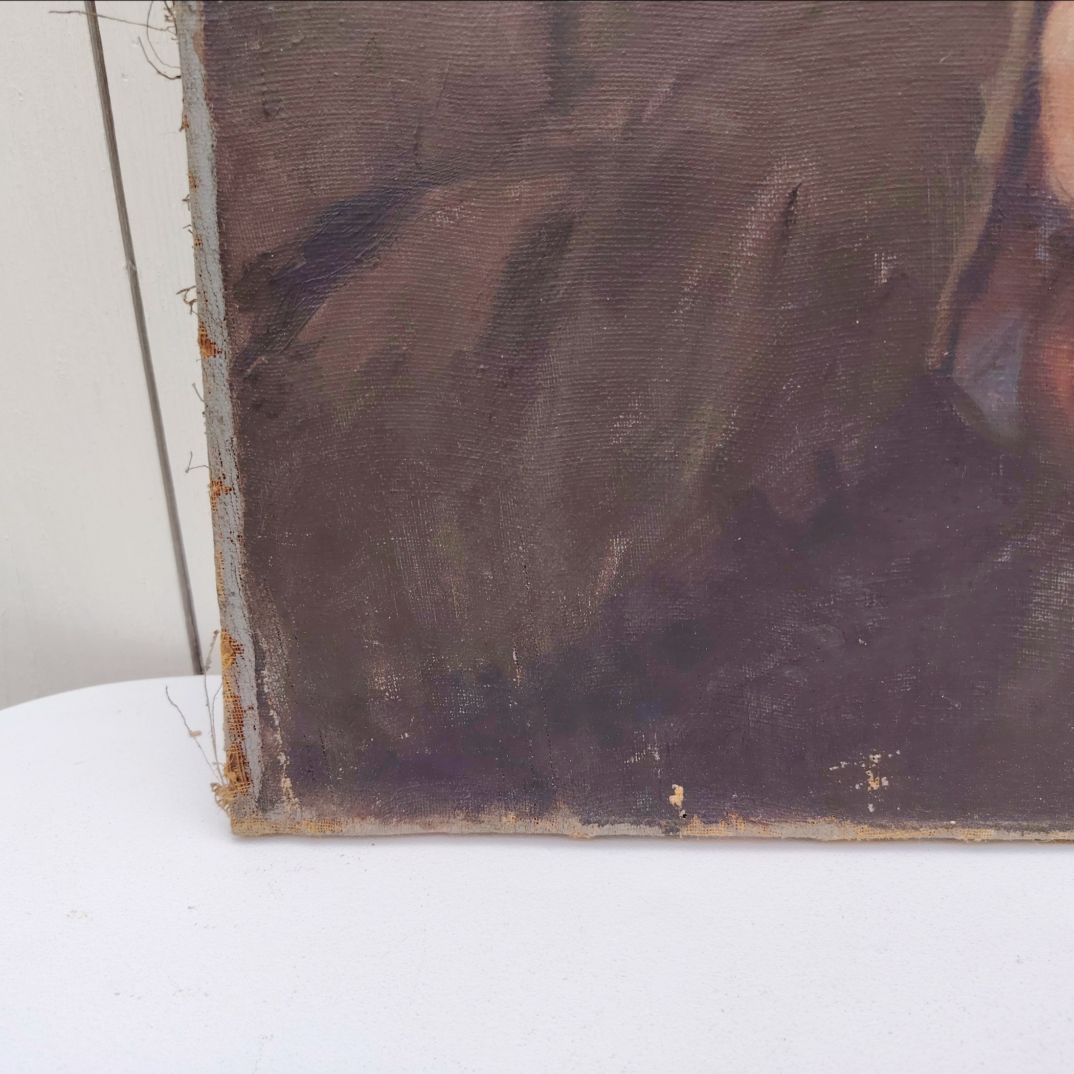 Portrait huile sur toile d'un grand-père par L.Lambert. Datant du début XXe. Signé sur le bas à gauche Quelques petites tâches et petits manques de peinture. Quelques petits accrocs. Toile de jute rajoutée sur l'arrière avec un petit décollement sur un coin haut. A nettoyer Bon état général Dimensions : 65 x 54 cm