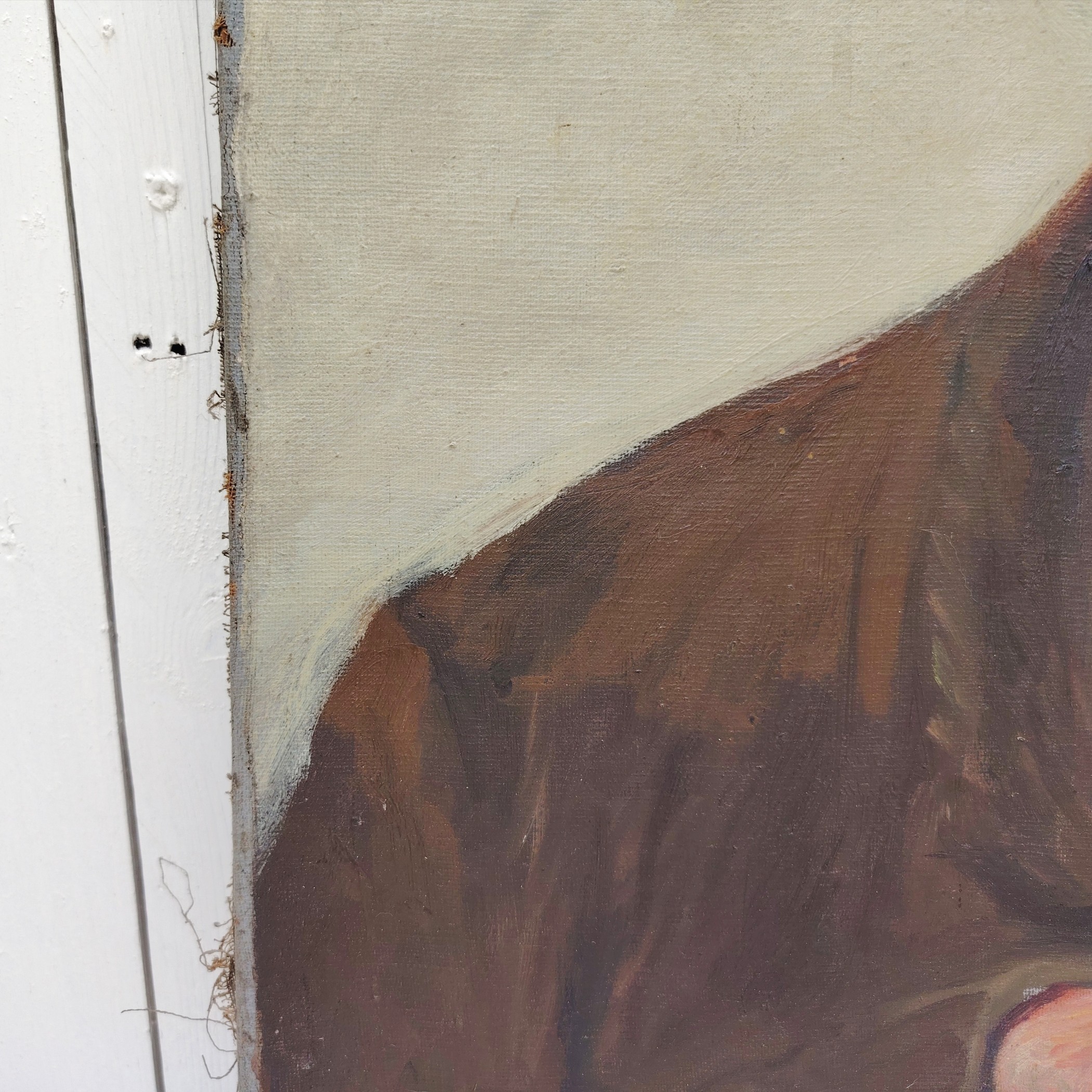 Portrait huile sur toile d'un grand-père par L.Lambert. Datant du début XXe. Signé sur le bas à gauche Quelques petites tâches et petits manques de peinture. Quelques petits accrocs. Toile de jute rajoutée sur l'arrière avec un petit décollement sur un coin haut. A nettoyer Bon état général Dimensions : 65 x 54 cm