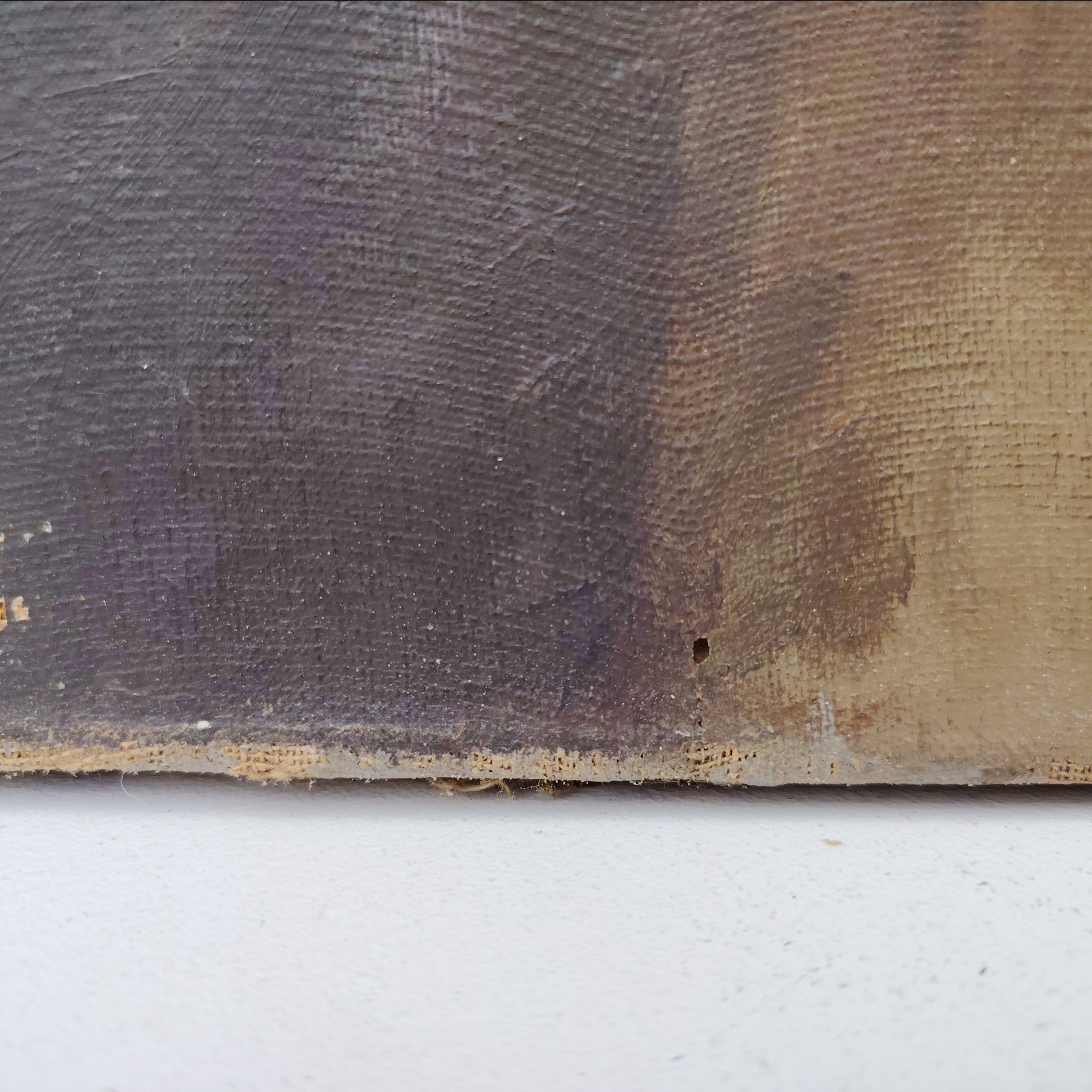 Portrait huile sur toile d'un grand-père par L.Lambert. Datant du début XXe. Signé sur le bas à gauche Quelques petites tâches et petits manques de peinture. Quelques petits accrocs. Toile de jute rajoutée sur l'arrière avec un petit décollement sur un coin haut. A nettoyer Bon état général Dimensions : 65 x 54 cm