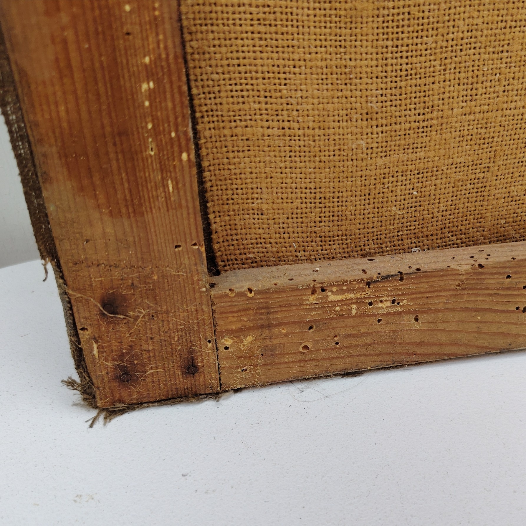 Portrait huile sur toile d'un grand-père par L.Lambert. Datant du début XXe. Signé sur le bas à gauche Quelques petites tâches et petits manques de peinture. Quelques petits accrocs. Toile de jute rajoutée sur l'arrière avec un petit décollement sur un coin haut. A nettoyer Bon état général Dimensions : 65 x 54 cm