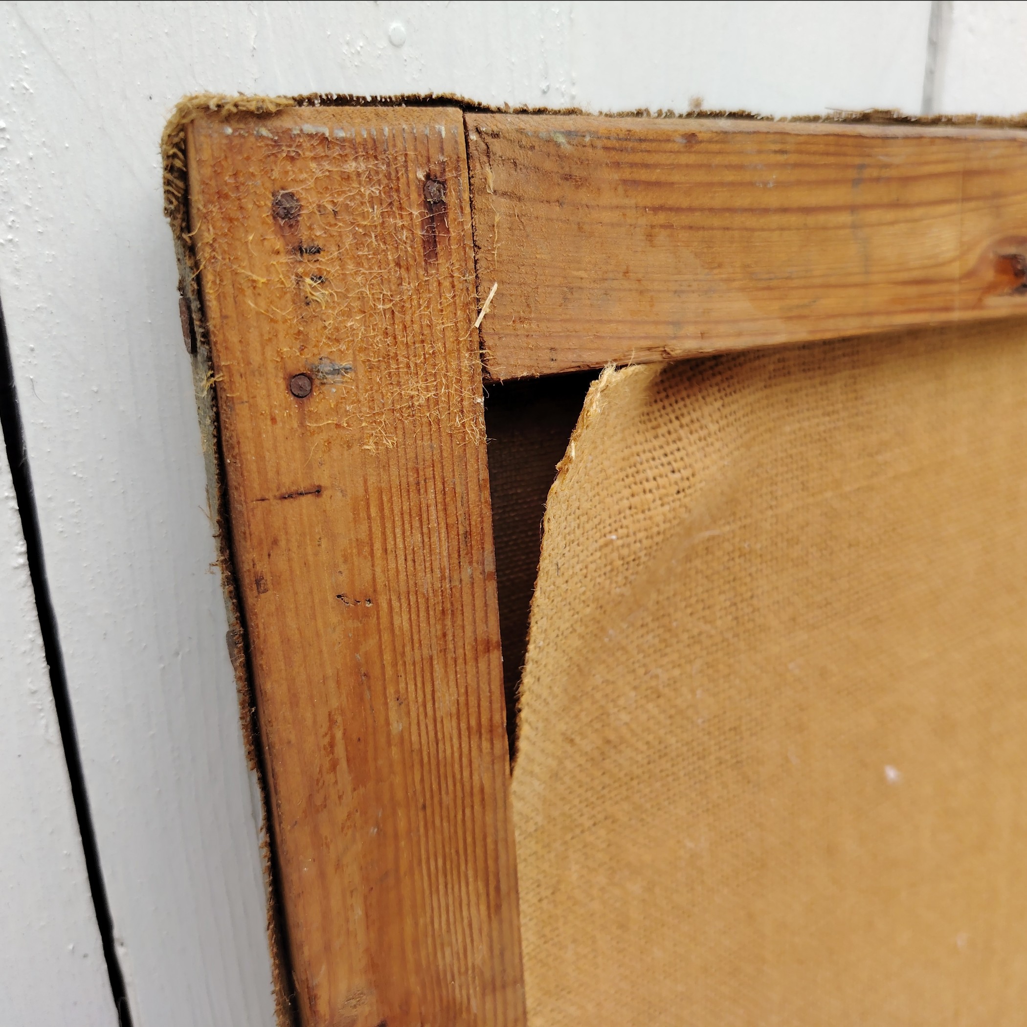 Portrait huile sur toile d'un grand-père par L.Lambert. Datant du début XXe. Signé sur le bas à gauche Quelques petites tâches et petits manques de peinture. Quelques petits accrocs. Toile de jute rajoutée sur l'arrière avec un petit décollement sur un coin haut. A nettoyer Bon état général Dimensions : 65 x 54 cm