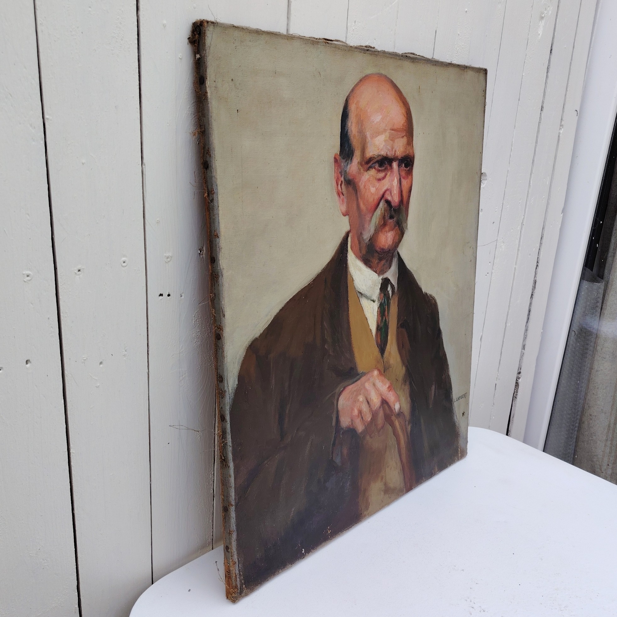 Portrait huile sur toile d'un grand-père par L.Lambert. Datant du début XXe. Signé sur le bas à gauche Quelques petites tâches et petits manques de peinture. Quelques petits accrocs. Toile de jute rajoutée sur l'arrière avec un petit décollement sur un coin haut. A nettoyer Bon état général Dimensions : 65 x 54 cm
