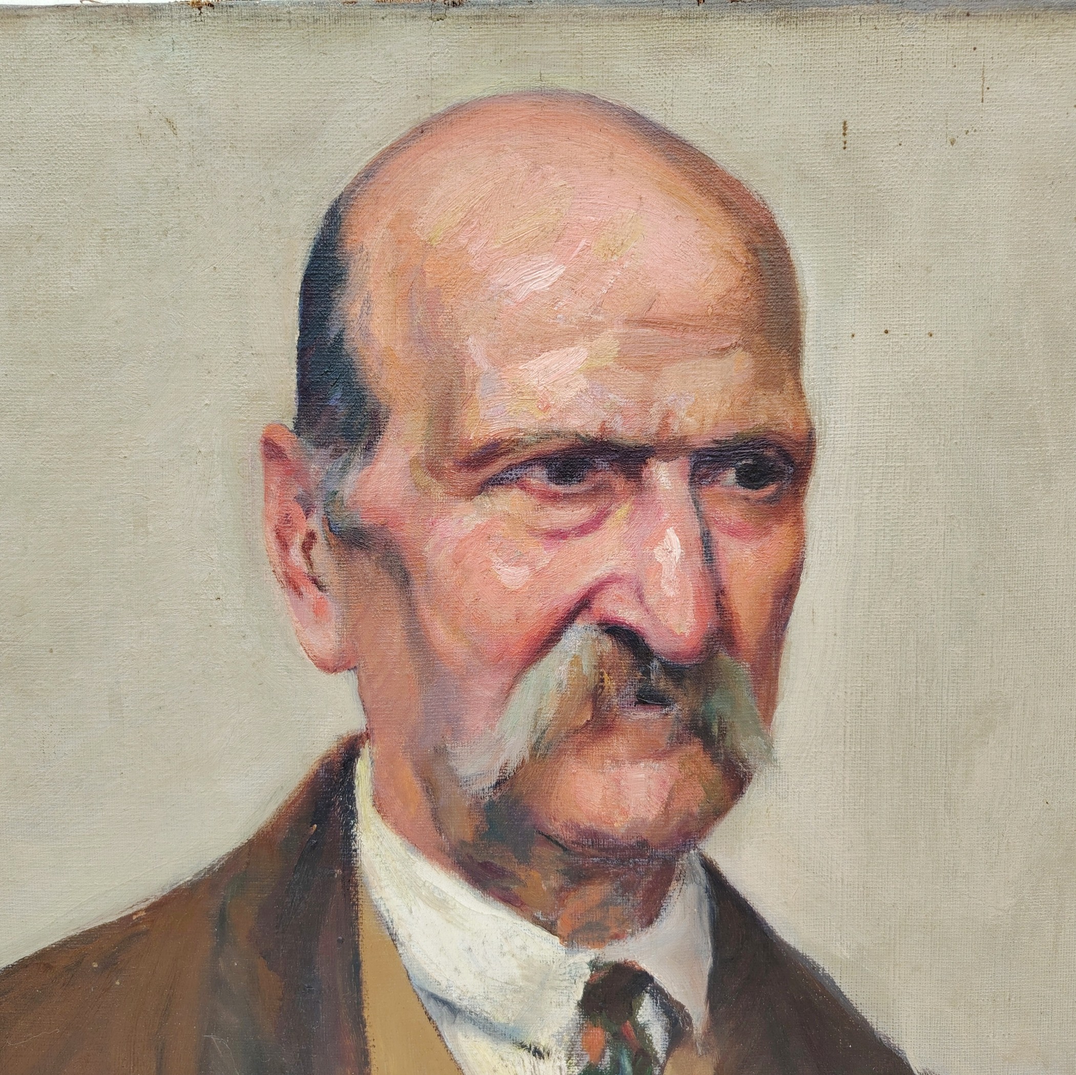 Portrait huile sur toile d'un grand-père par L.Lambert. Datant du début XXe. Signé sur le bas à gauche Quelques petites tâches et petits manques de peinture. Quelques petits accrocs. Toile de jute rajoutée sur l'arrière avec un petit décollement sur un coin haut. A nettoyer Bon état général Dimensions : 65 x 54 cm