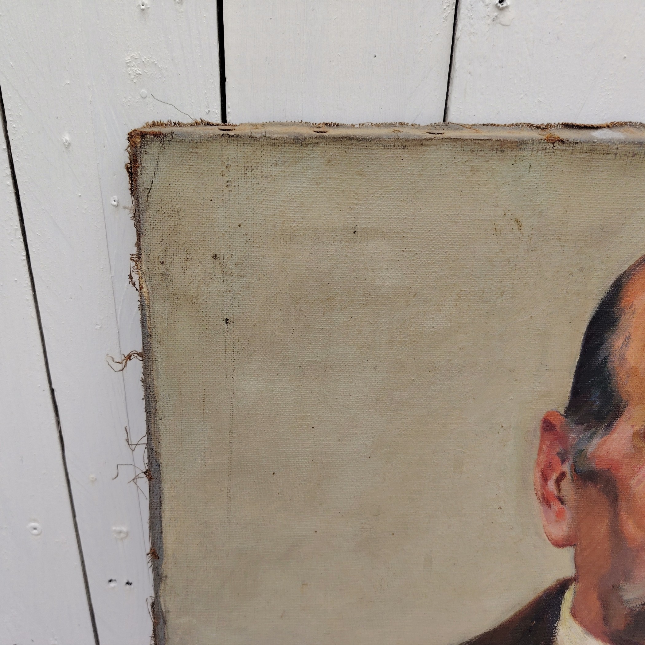 Portrait huile sur toile d'un grand-père par L.Lambert. Datant du début XXe. Signé sur le bas à gauche Quelques petites tâches et petits manques de peinture. Quelques petits accrocs. Toile de jute rajoutée sur l'arrière avec un petit décollement sur un coin haut. A nettoyer Bon état général Dimensions : 65 x 54 cm