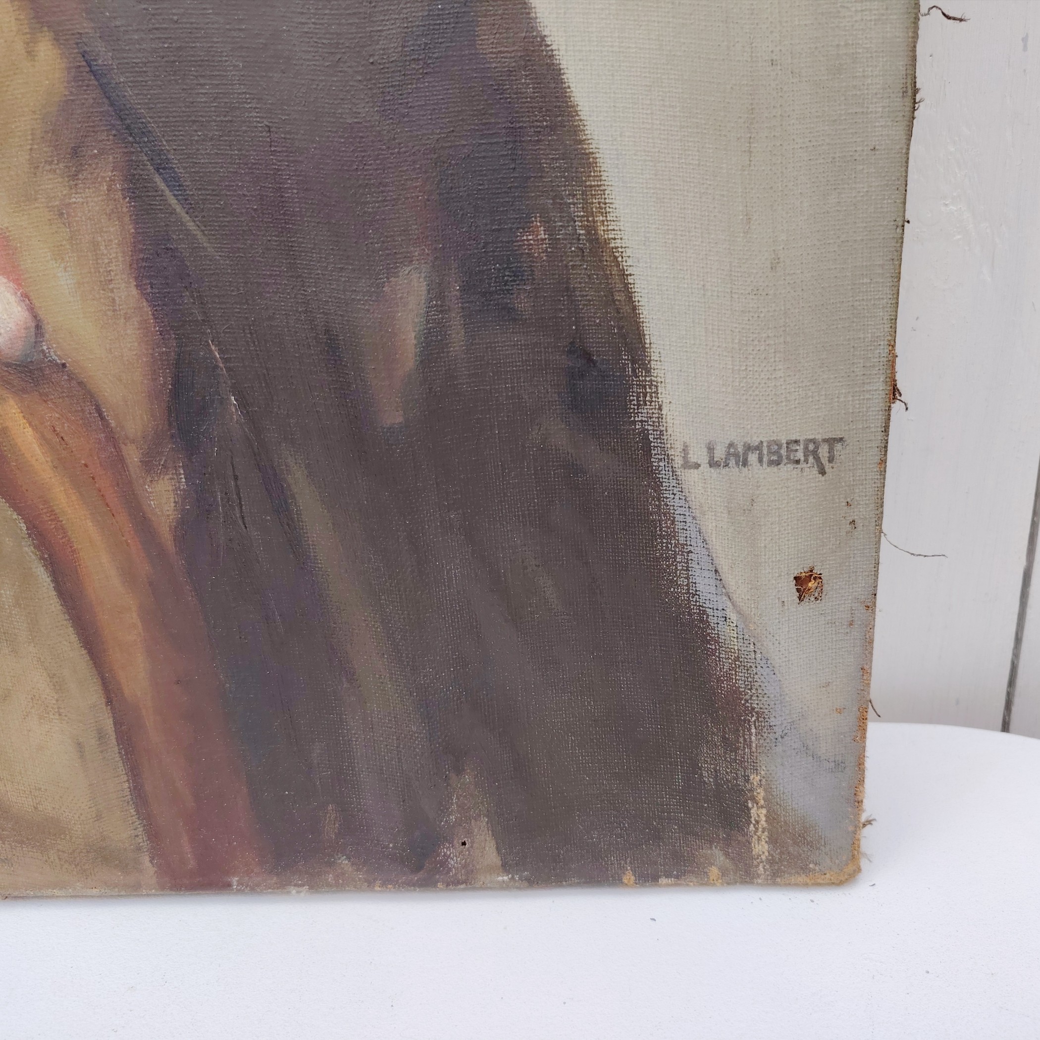 Portrait huile sur toile d'un grand-père par L.Lambert. Datant du début XXe. Signé sur le bas à gauche Quelques petites tâches et petits manques de peinture. Quelques petits accrocs. Toile de jute rajoutée sur l'arrière avec un petit décollement sur un coin haut. A nettoyer Bon état général Dimensions : 65 x 54 cm
